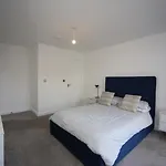 Elegant 2 Bedroom Aparment On Broad Street