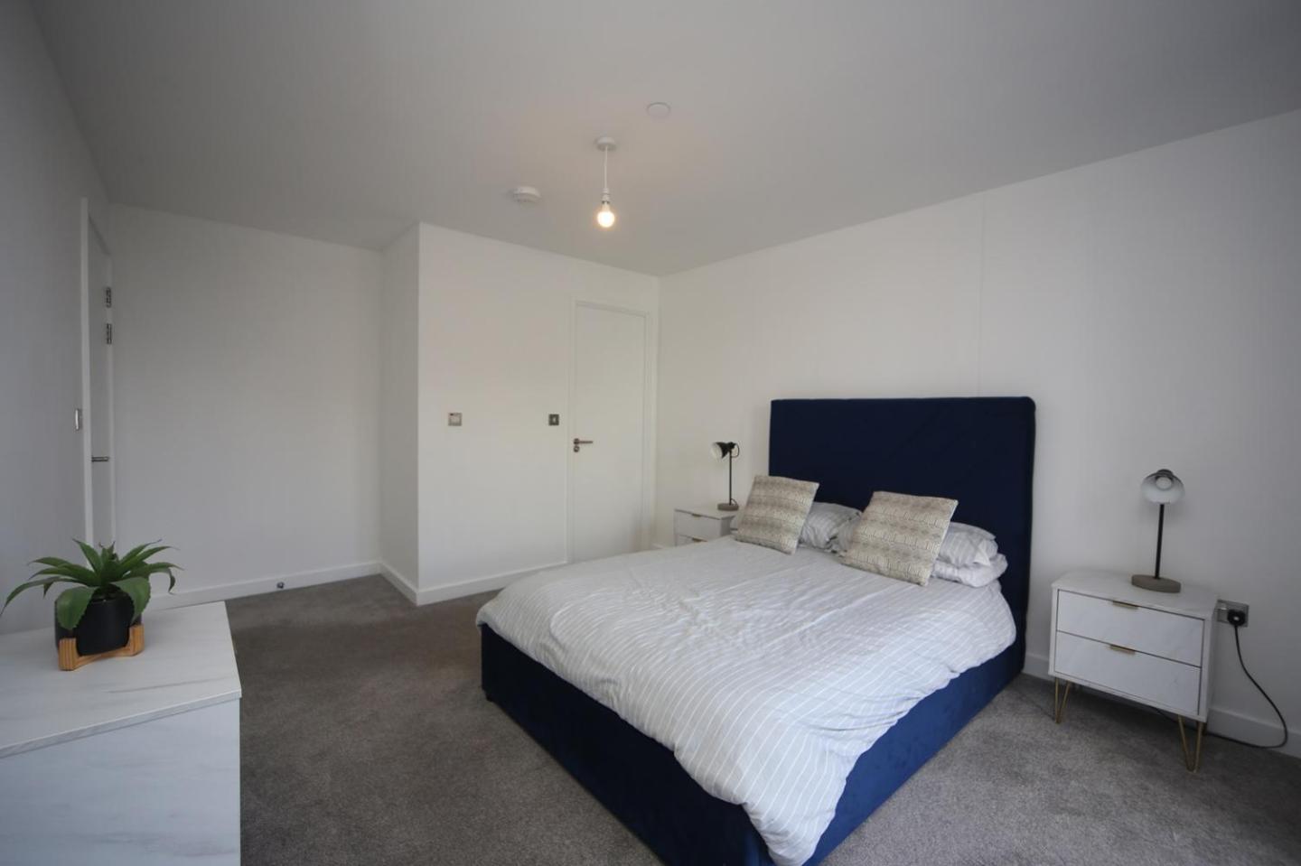 Elegant 2 Bedroom Aparment On Broad Street